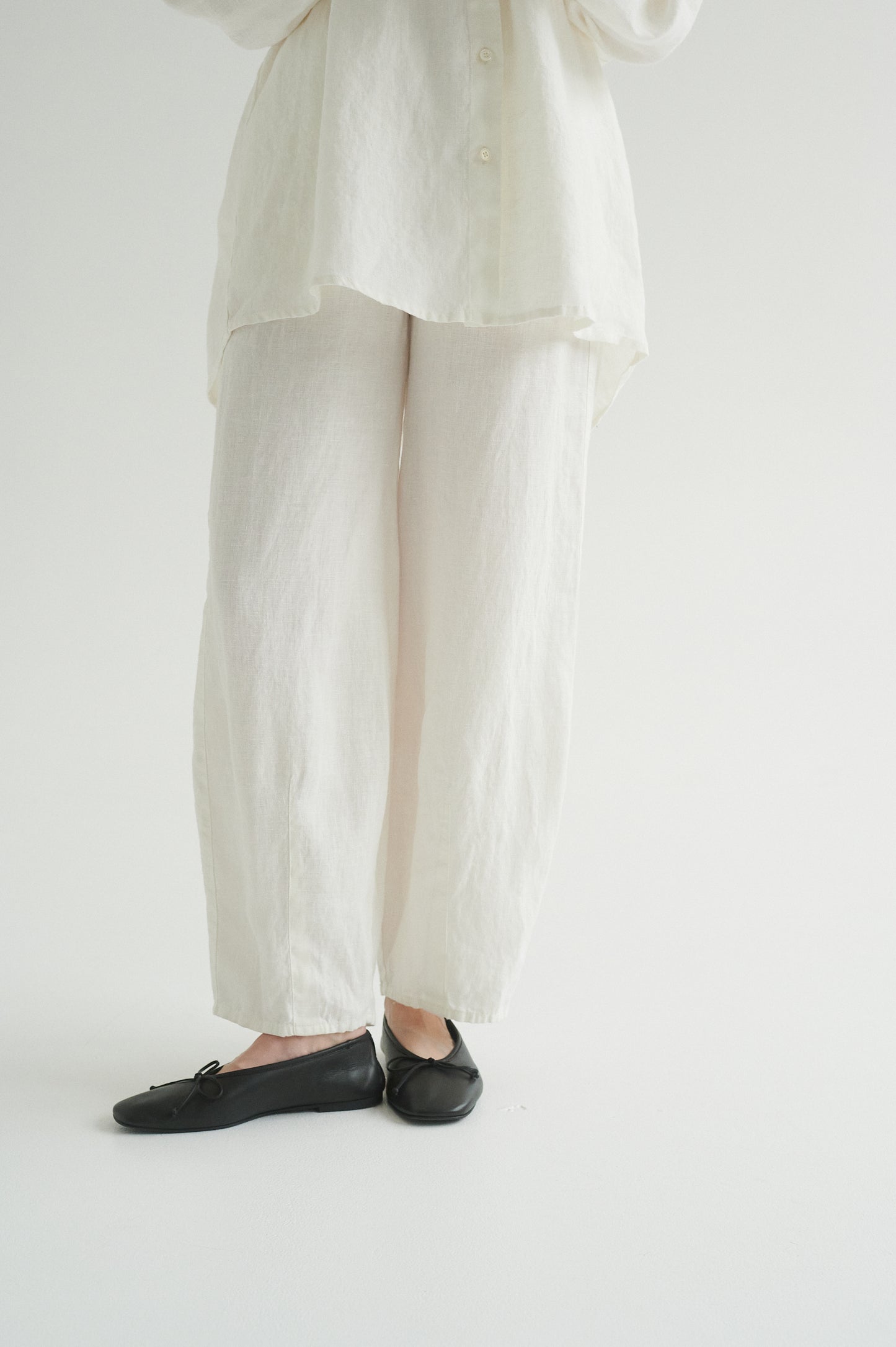 Barrel linen trousers