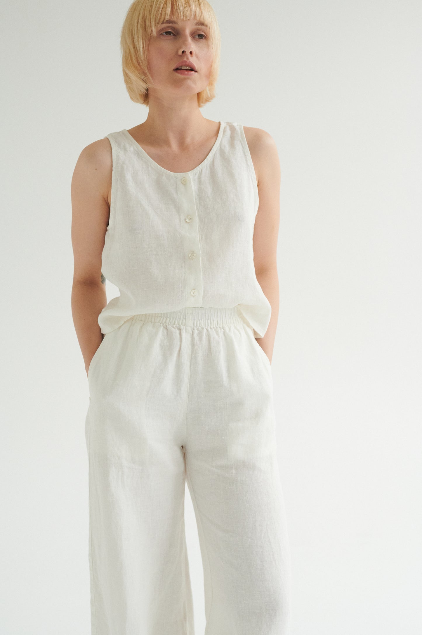 Barrel linen trousers