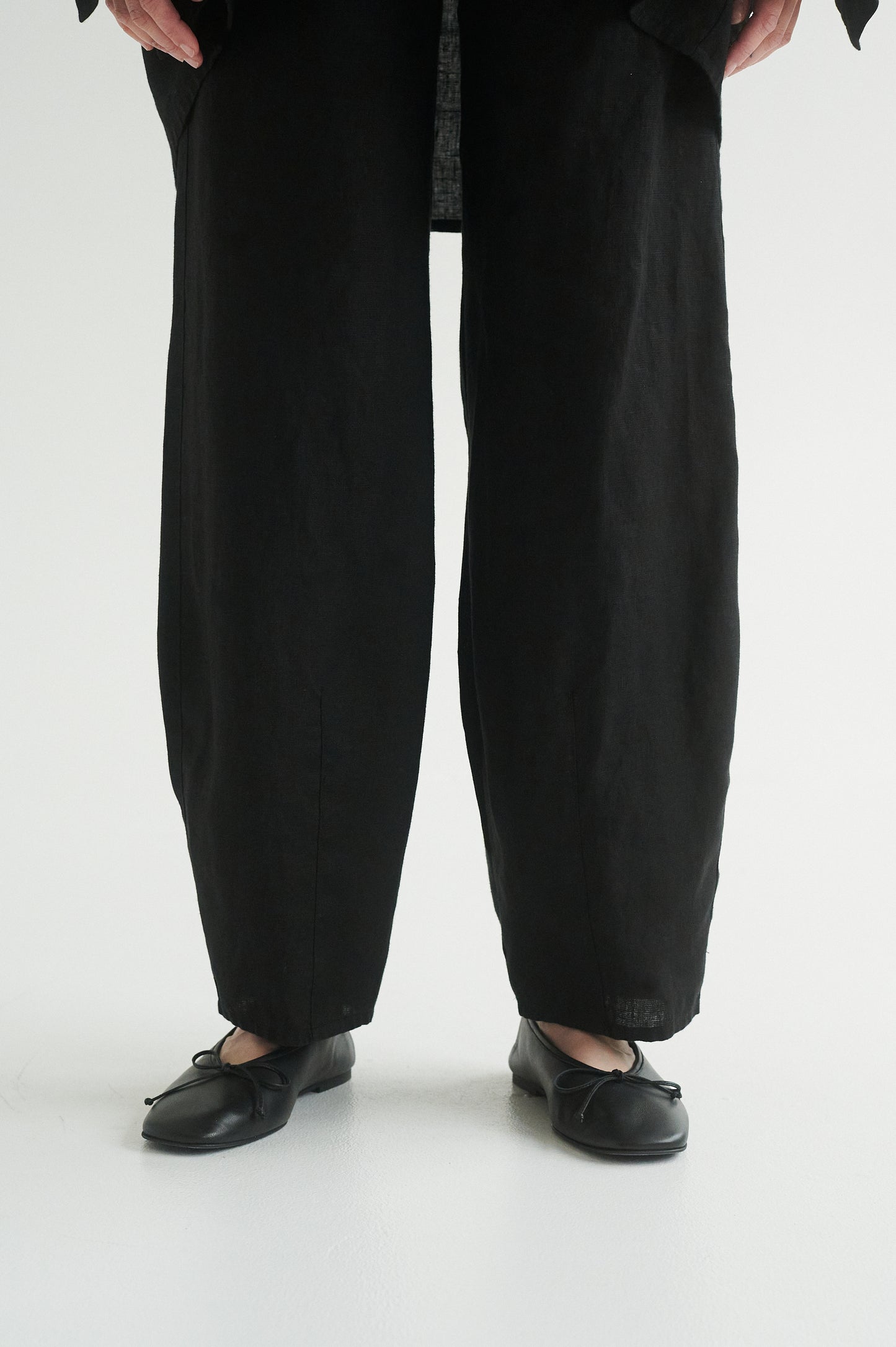 Barrel linen trousers